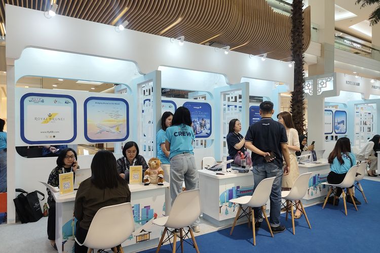 Suasana pameran perjalanan Korea Travel Fair 2025 pada hari pertama, mal Kota Kasablanka, Jakarta Selatan, Jumat (14/11/2025). 