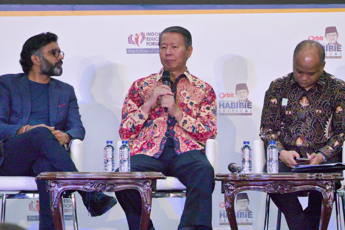 Direktor Jababeka Group Tjahjadi Rahardja (tengah) dan Ilham Habibie di acara Habibie Festival, JIEXPO, Kemayoran, Jakarta Pusat, Rabu (23/10/2019).