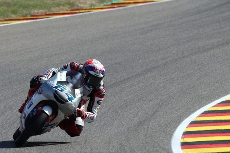 Pebalap Indonesia, Mario Suryo Aji, saat tampil pada hari pertama Moto3 Jerman 2022, Jumat (17/6/2022). Terkini, Mario Aji berhasil meraih poin perdana pada kejuaraan dunia Moto3 2023. Pencapaian itu diraih setelah dirinya finis di peringkat ke-12 Moto3 Amerika 2023.