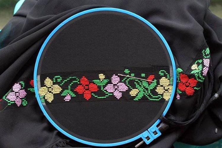Sulaman karawo dengan motif bunga yang baru selesai dibuat pada kain hitam. Proses pembuatan sulaman ini membutuhkan waktu yang lama dan keterampilan khusus.
