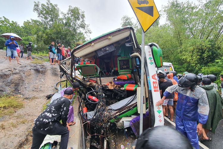 Suasana di lokasi terjadinya kecelakaan bus di Bukit Bego, Padukuhan Kedungbueng, Kalurahan Wukirsari, Kapanewon Imogiri, Kabupaten Bantul, Daerah Istimewa Yogyakarta (DIY), Minggu (6/2/2022). Sebanyak 13 penumpang bus tewas dalam kecelakaan maut yang diduga terjadi karena bus tidak kuat menanjak dan sopir yang tidak menguasai medan.