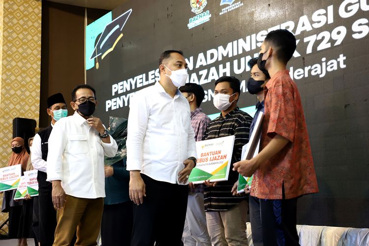 Wali Kota Surabaya Eri Cahyadi menyerahkan ijazah yang sudah ditebus itu kepada ratusan siswa di Gedung Convention Hall, Jalan Arif Rahman Hakim Surabaya, Selasa (14/6/2022).
