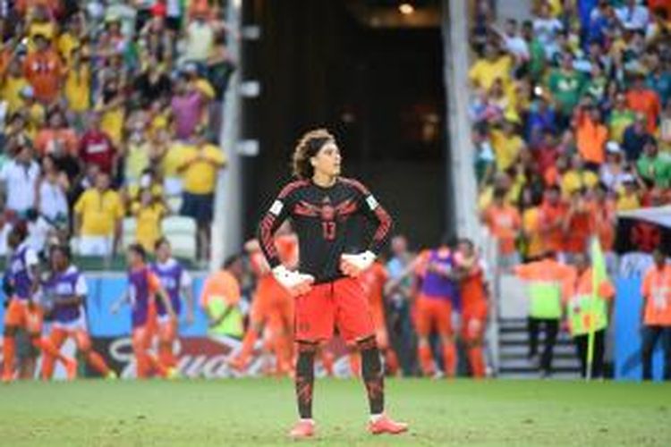 Salah satu aksi kiper Meksiko, Guillermo Ochoa, pada pertandingan 16 besar Piala Dunia melawan Belanda, di Estadio Castelao, Fortaleza, Minggu (29/6/2014).