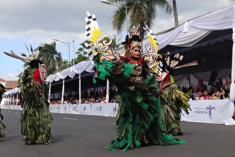 Artis peran Cinta Laura berpartisipasi dalam Jember Fashion Festival yang digelar di Jember, Jawa Timur, Minggu (4/8/2019).