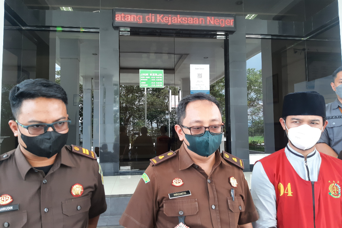 Tersangka penendang sesajen telah diterima di Kejaksaan Negeri Lumajang, Kamis (10/3/2022)