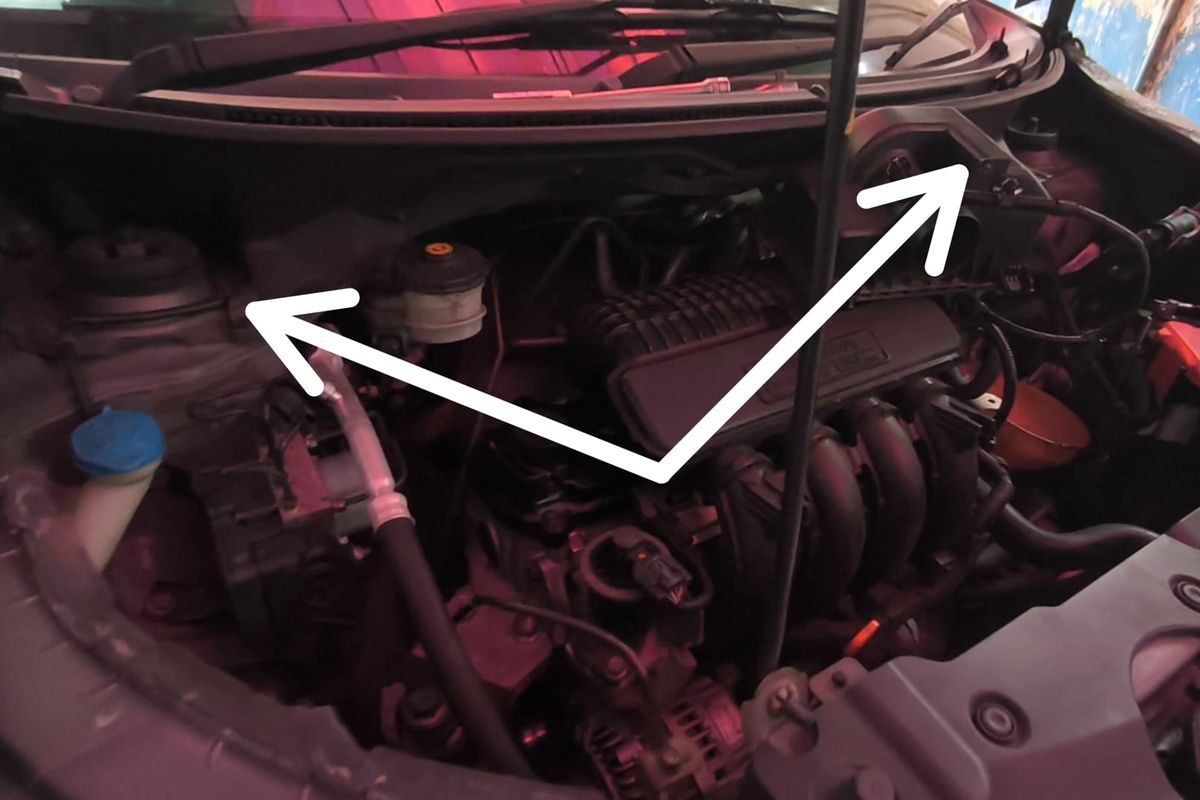 Lokasi support Shock pada mobil dengan MacPherson Strut Suspension