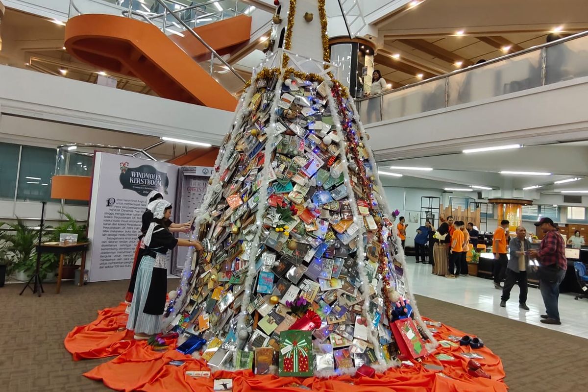 Pohon Natal dari buku yang dibuat UK Petra Surabaya terpajang di perpustakaan kampus dari 16 Desember 2024 hingga 31 Januari 2025.