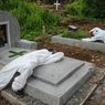 BERITA FOTO: Tenaga Pikul Beristirahat di Atas Makam Usai Kuburkan Jenazah Pasien Covid-19