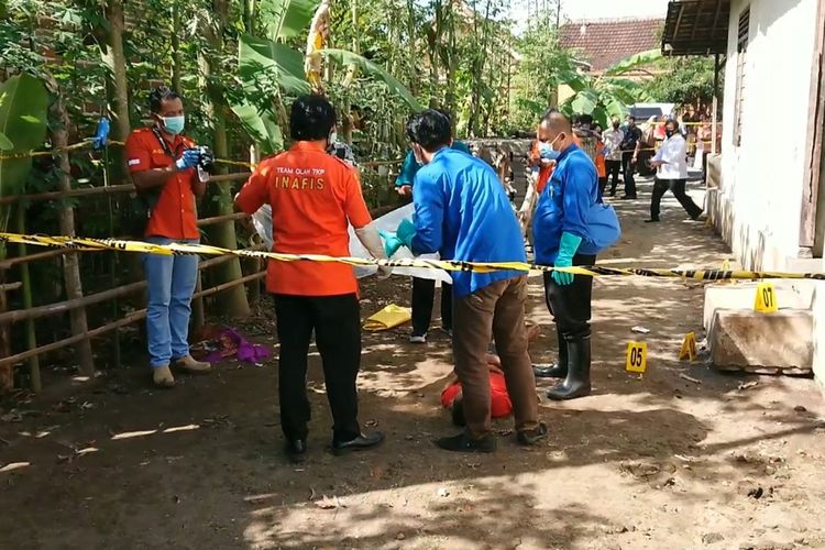 Tim Identifikasi satreskrim polres Tulungagung Jawa Timur, melakukan olah TKP penganiayaan hingga korban meninggal dunia, Kamis (23/07/2020).