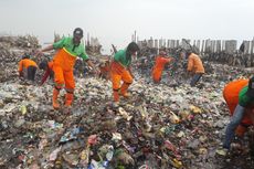 Saking Tebalnya Sampah di Muara Angke, Orang Bisa Berdiri di Atasnya