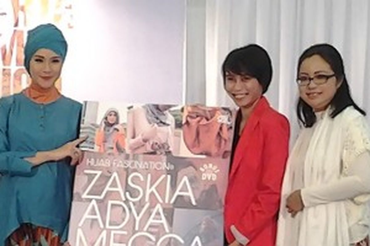 Zaskia Adya Mecca saat peluncuran buku perdananya di Jakarta Islamic Fashion Week, bersama penulis Vieta dan editor Nana.