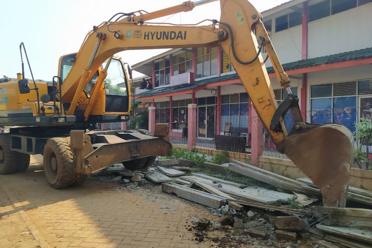 Tembok sepanjang 300 meter yang berdiri di Tajur, Ciledug, Kota Tangerang, Banten, sedang dihancurkan oleh Pemerintah Kota Tangerang pada Rabu (17/3/2021) pagi.