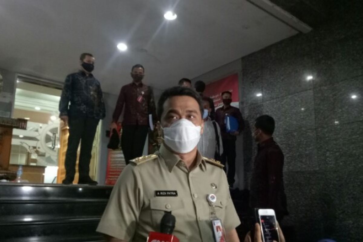 Wakil Gubernur DKI Jakarta, Ahmad Riza Patria telah selesai memenuhi panggilan Polda Metro Jaya terkait pelanggaran protokol kesehatan di acara pimpinan ormas Rizieq Shihab. Pemeriksaan itu berlangsung di Polda Metro Jaya, Senin (23/11/2020).