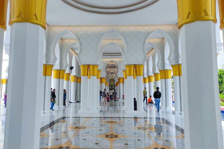 Lorong estetik di Masjid Raya Sheikh Zayed Kota Surakarta.