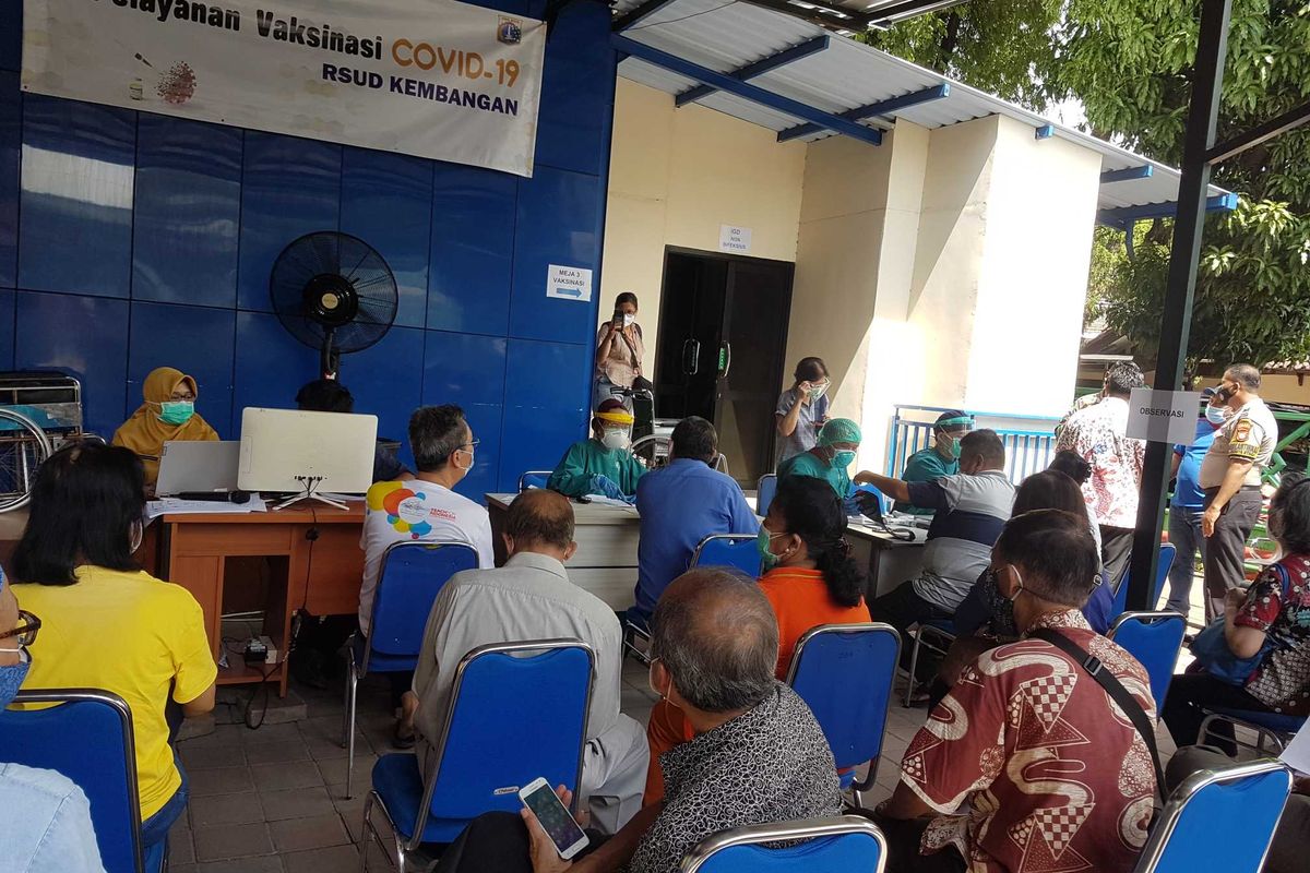 Suasana vaksin Covid-19 bagi lansia di RSUD Kembangan pada Selasa (23/2/2021)