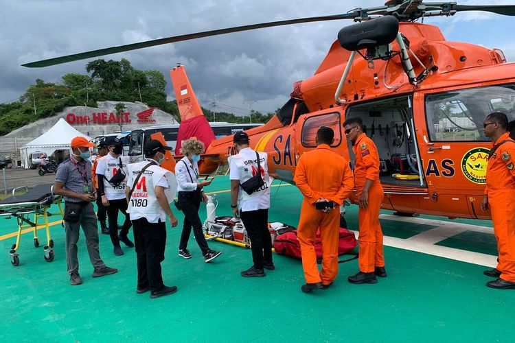 Penampakan helikopter Basarnas saat penjagaan event WSBK 2022