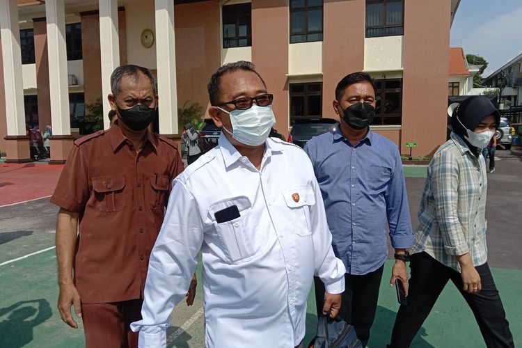 Rahmad Hardadi (kemeja putih), kuasa hukum Polres Jombang dan Polda Jatim, usai menghadiri persidangan gugatan praperadilan di Pengadilan Negeri Jombang, Jawa Timur, Rabu (26/1/2022).