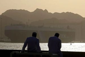Selat Hormuz Nyaris Sepi, Lalu Lintas Kapal Turun 90 Persen