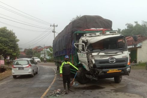 Adu Banteng Mikro Bus Vs Truk Tronton di Banyumas, 1 Penumpang Tewas