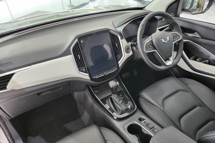 Salah satu mobil flagship yang memiliki teknologi keselamatan andal dengan interior mewah dan nyaman tersebut adalah Wuling Almaz RS EX. Adapun Wuling Almaz RS EX merupakan flagship sport utility vehicle (SUV) yang termasuk dalam keluarga The First Leading Intelligent Digital Car.