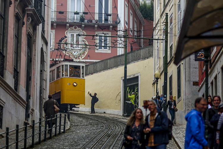 Beberapa detik sebelum kereta Funikular Gloria anjlok di Lisbon, Portugal.
