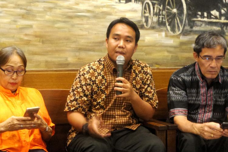 Peneliti Perludem Fadli Ramadhanil (tengah) dalam sebuah diskusi bertajuk Menyelamatkan DPD Sebegai Lembaga Representasi Daerah, di kawasan Cikini, Jakarta Pusat, Jumat (28/4/2017).