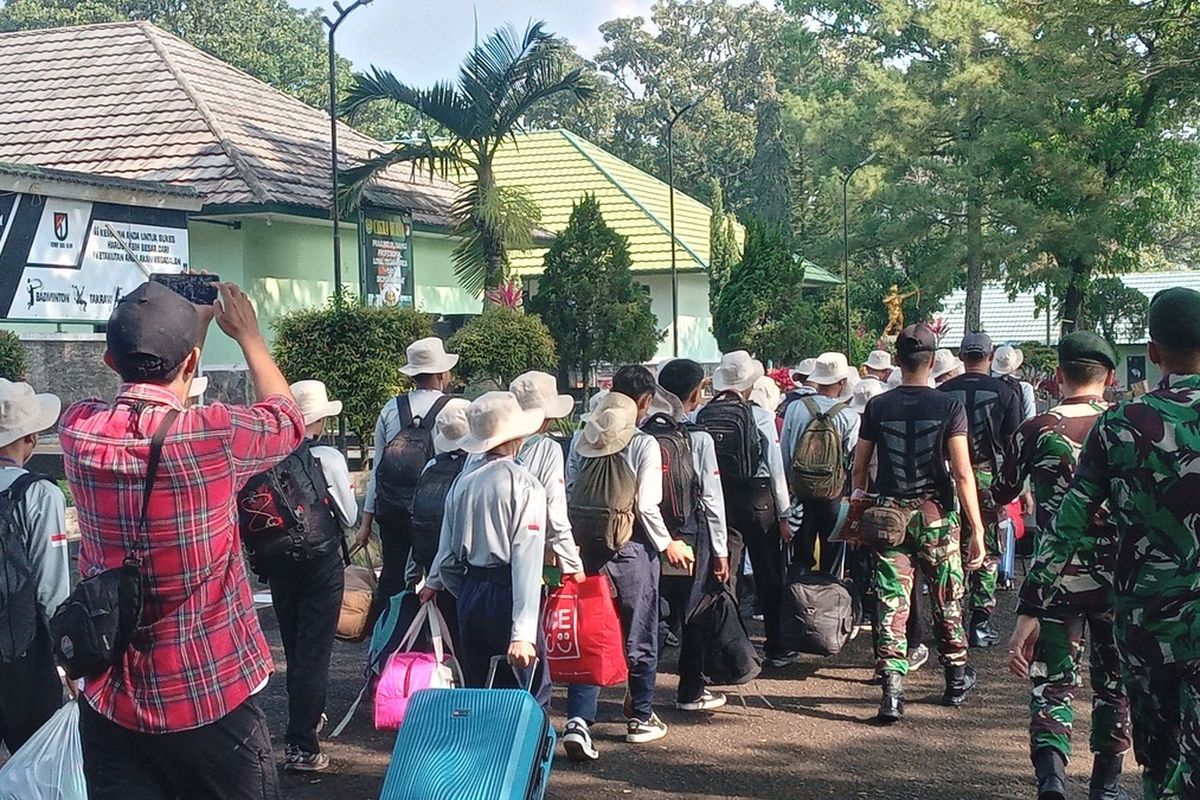 Puluhan siswa SMP di Kabupaten Cianjur, Jawa Barat, berjalan menuju barak militer di markas Yonif Raider 300 Cianjur, Jawa Barat, Selasa (6/5/2025) untuk menjalani pendidikan karakter selama dua pekan.
