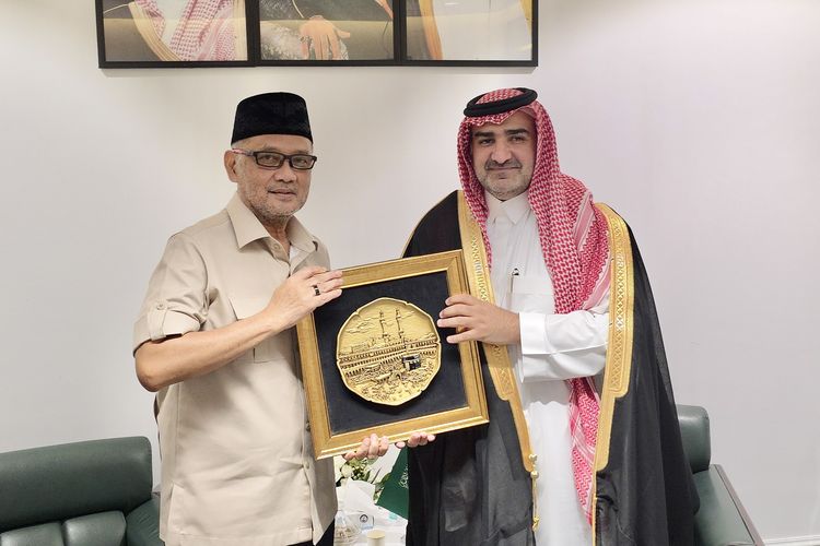 Kepala Badan Penyelenggara Haji (BP Haji) Mochamad Irfan Yusuf (Gus Irfan) bertemu dengan Deputi Menteri Haji Arab Saudi membahas evaluasi haji 2025 hingga persiapan musim haji 2026, di Jeddah, Arab Saudi, Selasa (10/6/2025).