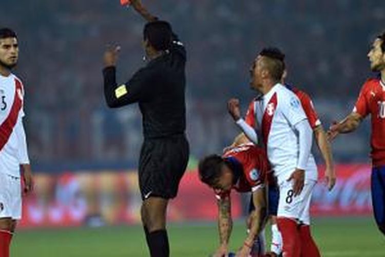 Kartu merah Carlos Zambrano warnai kekalahan Peru dari Cile pada semifinal Copa America 2015, Senin (29/6/2015). 