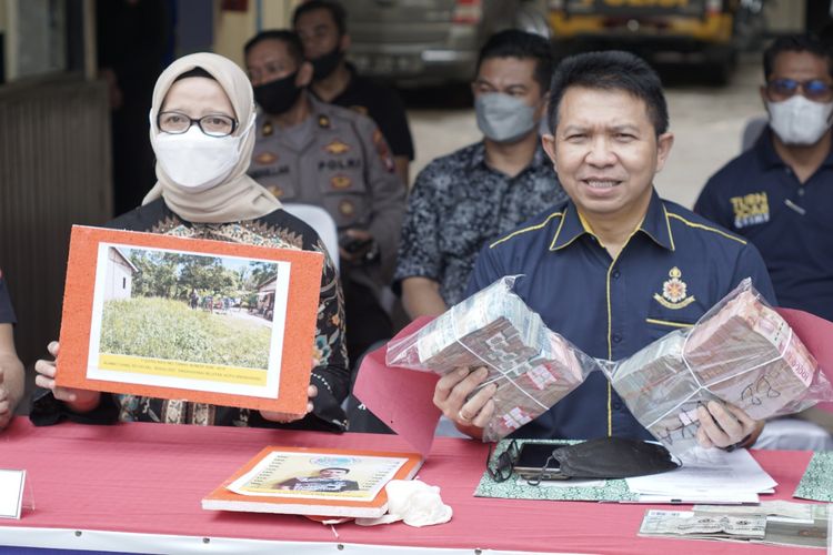 Kepolisian Daerah Kalimantan Barat (Kalbar) menyita aset jaringan narkoba senilai lebih dari Rp 2,1 miliar. Direktur Reserse Narkotika Polda Kalbar Kombes Pol Yohanes Hernowo mengatakan, aset yang berupa rumah, mobil, tanah dan uang tunai ini disita dari 2 orang tersangka, yakni RD dan AH. 