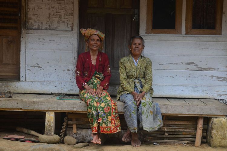 Foto dirilis Rabu (30/1/2019), menunjukkan dua warga adat kesepuhan Kampung Naga di Kabupaten Tasikmalaya, Jawa Barat. Warga Kampung Naga merupakan salah satu masyarakat adat yang masih memegang tradisi nenek moyang mereka, salah satunya adalah tradisi panen padi.