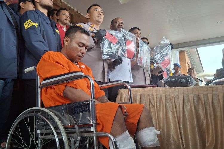 BP alias Mas Pras, (33), pelaku pembunuhan terhadap pemuda berinisial KP (31), duduk di kursi roda saat dihadirkan dalam konferensi pers di Polresta Denpasar,  Senin (17/2/20225). 