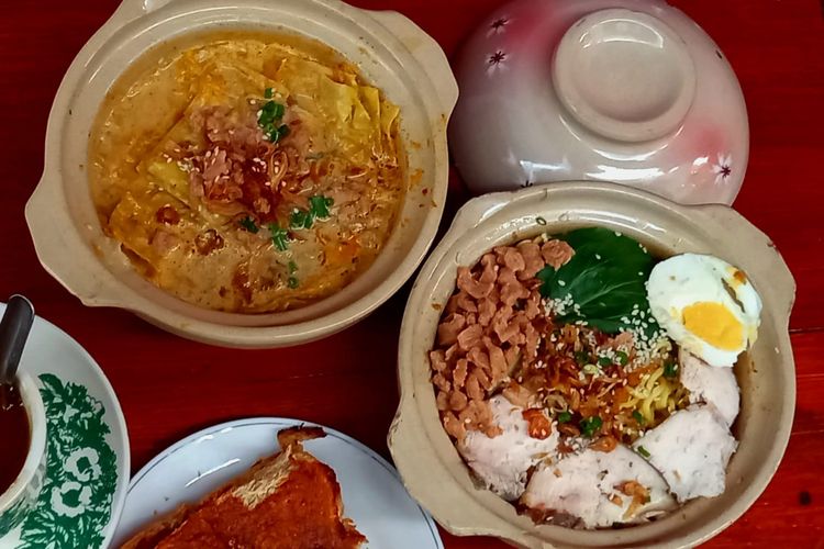 Ilustrasi menu makanan berat yaitu Mie Kwa dan Wonton Ayam Kuah di Pengyu Kopitiam Malang