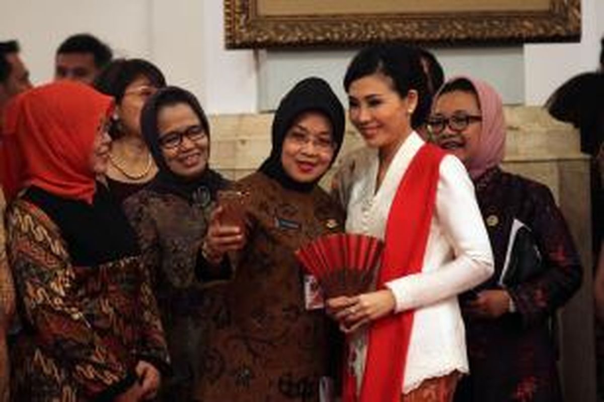 Istri Basuki Tjahaja Purnama, Ibu Veronica Tan, diminta foto bersama tamu undangan sebelum mendampingi suaminya dilantik sebagai Gubernur DKI Jakarta sisa masa jabatan 2012-2017, di Istana Negara, Jakarta, Rabu (19/11/2014). Basuki yang akrab disapa Ahok merupakan gubernur ketiga yang dilantik langsung oleh presiden setelah Ali Sadikin yang dilantik Presiden Soekarno dan Sri Sultan Hamengku Buwono X yang dilantik Presiden Susilo Bambang Yudhoyono. TRIBUNNEWS/DANY PERMANA