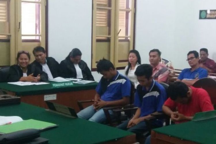 Roni Anggara (kiri) dan Andi Syahputra (tengah) serta Andi Lala (kanan) tertunduk saat mendengarkan vonis majelis hakim di Ruang Cakra VI PN Medan, Jumat (22/1/2018), atas kasus pembunuhan sadis di Mabar, Medan.