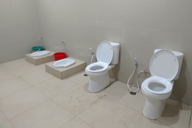 Empat kloset berjejer tanpa sekat di toilet Stasiun Ciamis. Toilet tersebut sedang dalam tahap renovasi sehingga sekat belum dipasang. Kini, toilet tersebut sudah dipasangi sekat dan pintu.