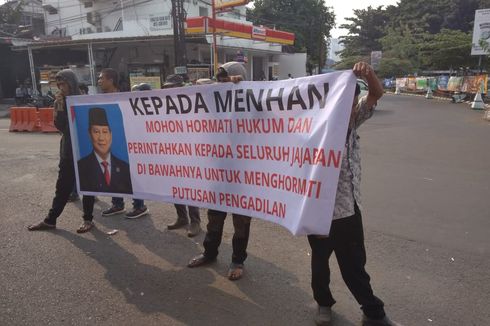 Unjuk Rasa di PN Kota Bekasi, Ahli Waris Tol Jatikarya Pampang Potret Menhan Prabowo Subianto