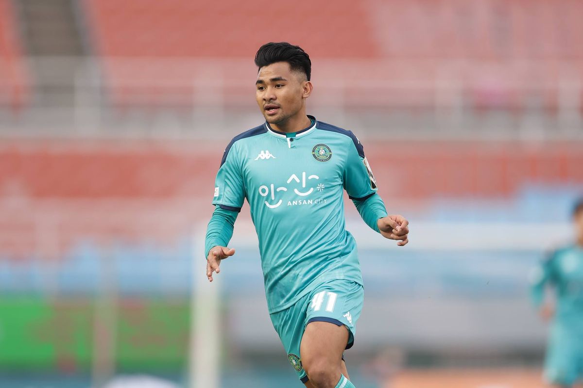 Aksi Asnawi Mangkualam Bahar saat memperkuat Ansan Greeners pada Minggu (28/3/2021).