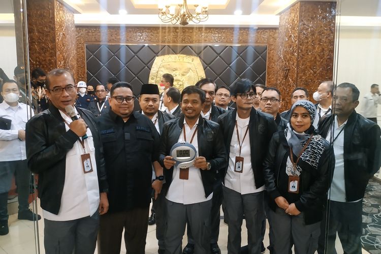 Jajaran komisioner KPU RI dan Bawaslu RI saat menutup pendaftaran partai politik pada Minggu (14/8/2022). Dari kiri ke kanan: Ketua KPU RI Hasyim Asy'ari, Ketua Bawaslu RI Rahmat Bagja, anggota KPU RI Afifuddin, Idham Holik, Parsadaan Harahap, August Mellaz, dan Betty Epsilon Idroos.