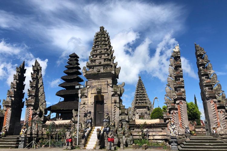 Pura Ulun Danu Batur, Pura Kahyangan Jagat yang berada di daerah Kintamani, Kabupaten Bangli, Bali.
