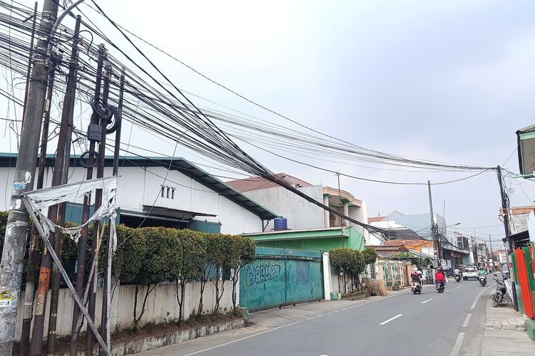 Masalah Lama yang Diabaikan: Kabel Semrawut Bekasi Kini Ancam Keselamatan