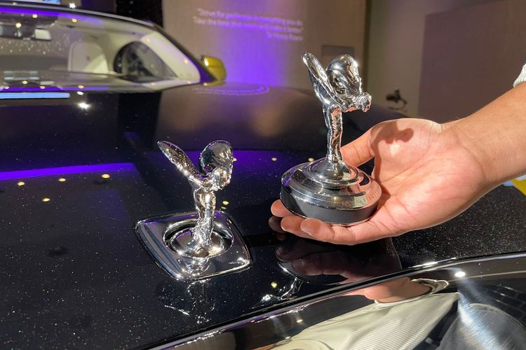 Terdapat perbedaan bentuk antara Spirit of Ecstasy di mobil Rolls Royce biasa dengan milik Rolls Royce Spectre.