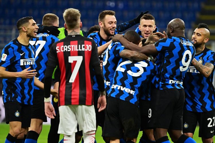 Para pemain Inter Milan merayakan gol kemenangan Christian Eriksen ke gawang AC Milan pada laga perempat final Coppa Italia di Stadion Giuseppe Meazza, Selasa (26/1/2021) atau Rabu dini hari WIB. 