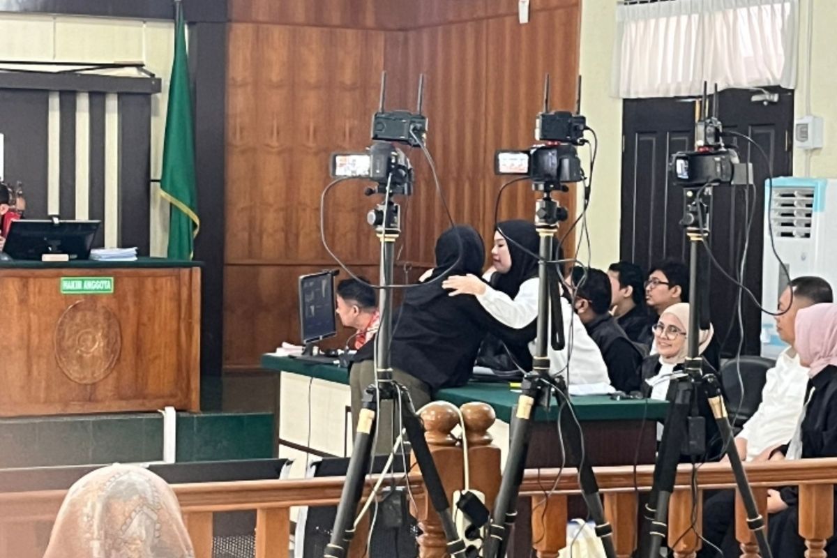 Terdakwa Novin Karmila (baju putih) berpelukan dengan anaknya, Nadia Rovin Putri yang menjadi saksi sidang kasus korupsi sang ibu, di Pengadilan Negeri Pekanbaru, Riau, Selasa (15/7/2025).
