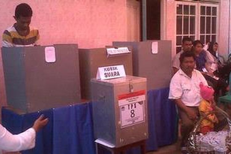 Ilustrasi: Suasana sebuah tempat pemungutan suara (TPS) di ibukota Provinsi Maluku, Ambon, pada pemilihan gubernur, Selasa (11/6/2013).