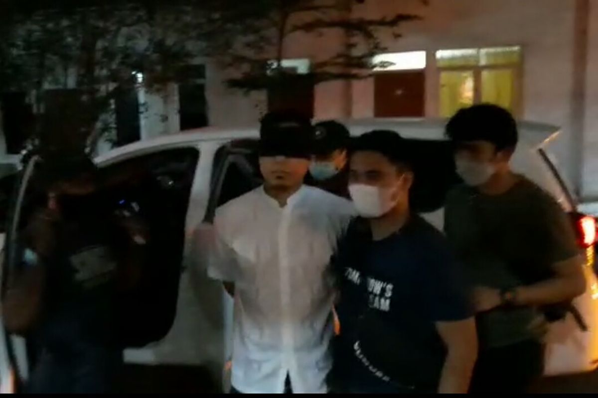 Mantan petinggi ormas FPI, Munarman saat tiba di Polda Metro Jaya usai ditangkap Densus 88 Antiteror di Perumahan Modern Hill, Pondok Cabe, Pamulang, Tangerang Selatan, Selasa (27/4/2021) sore. 
