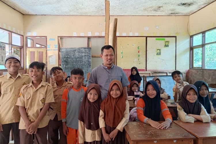 Pengabdian Lili Suparno, Rela Pindah Kota demi Masa Depan Anak-anak di Pelosok Garut