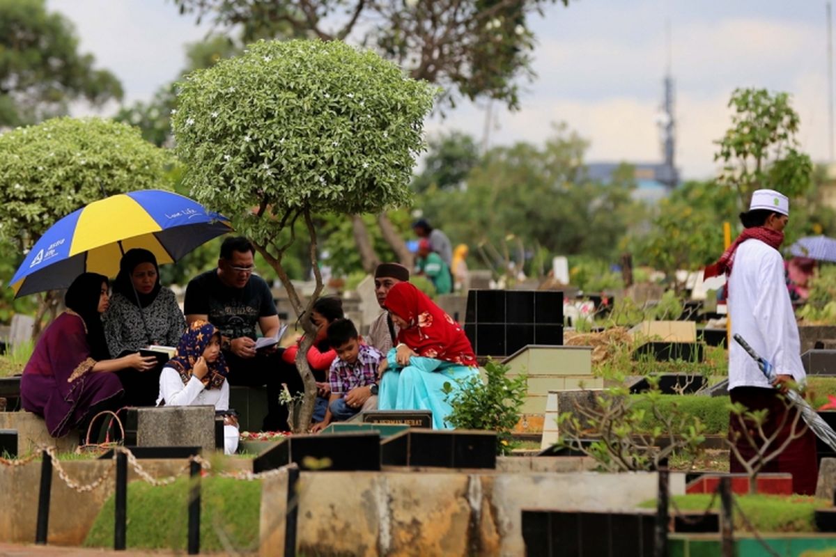 Suasana ziarah di taman pemakaman umum (TPU) Karet Bivak, Tanah Abang, Jakarta Pusat, Senin (26/6/2017). Ziarah kubur, bagi umat muslim menjadi tradisi yang dilakukan setiap bulan suci Ramadhan sampai dengan hari raya lebaran Idul Fitri.