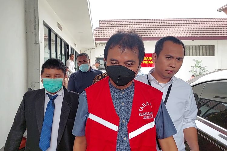 Tersangka kasus penistaan agama, Roy Suryo meninggalkan Kantor Kejaksaan Negeri Jakarta Barat menuju Rutan Salemba, Kamis (29/9/2022).