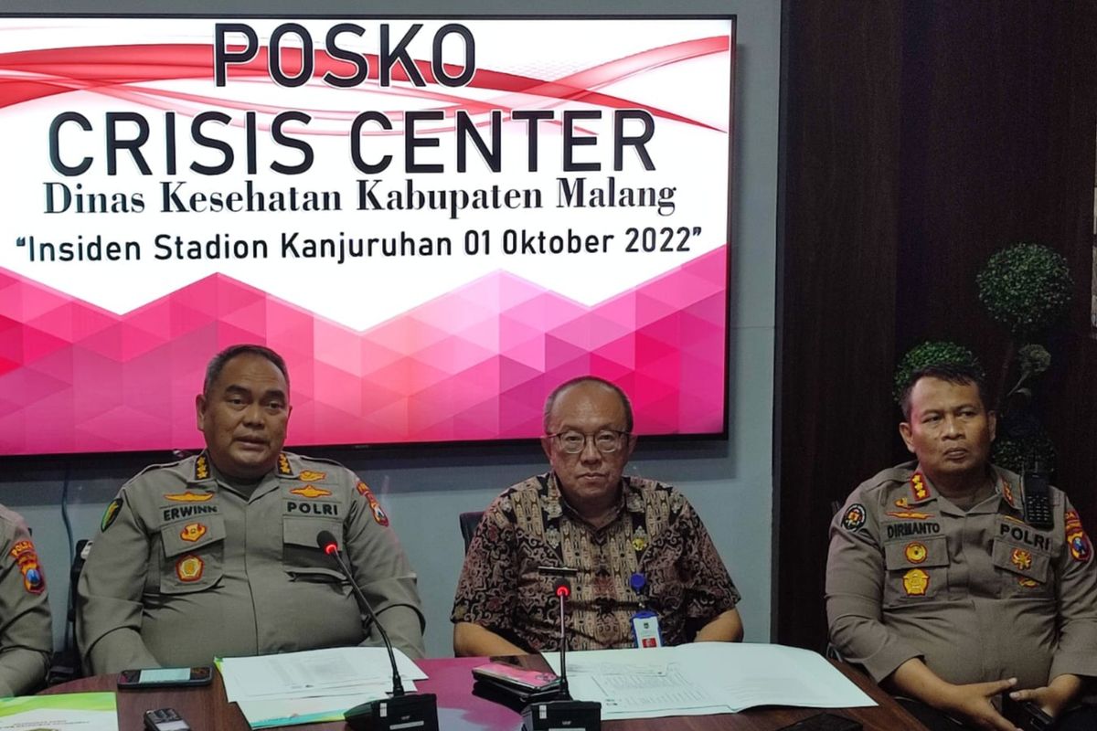 Kepala Dinas Kesehatan Kabupaten Malang, drg Wiyanto Wijoyo (tengah) dan Kabid Dokkes Polda Jawa Timur, Kombes Pol dr Erwin Zainul Hakim (kiri) saat konferensi pers data korban akibat tragedi Kanjuruhan di Kantor Dinas Kesehatan Kabupaten Malang, Kamis (13/10/2022).